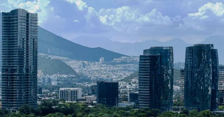 relaciones esporádicas San Pedro Garza García